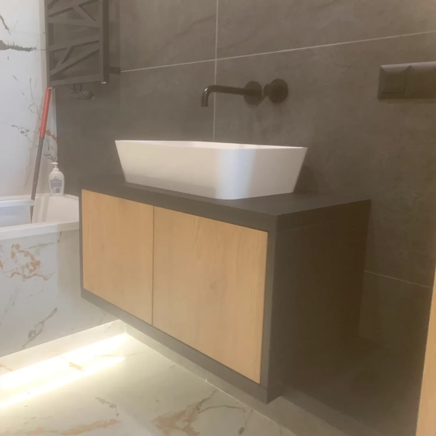 Matowa Czerń i Warm Wood: Minimalistyczna Elegancja