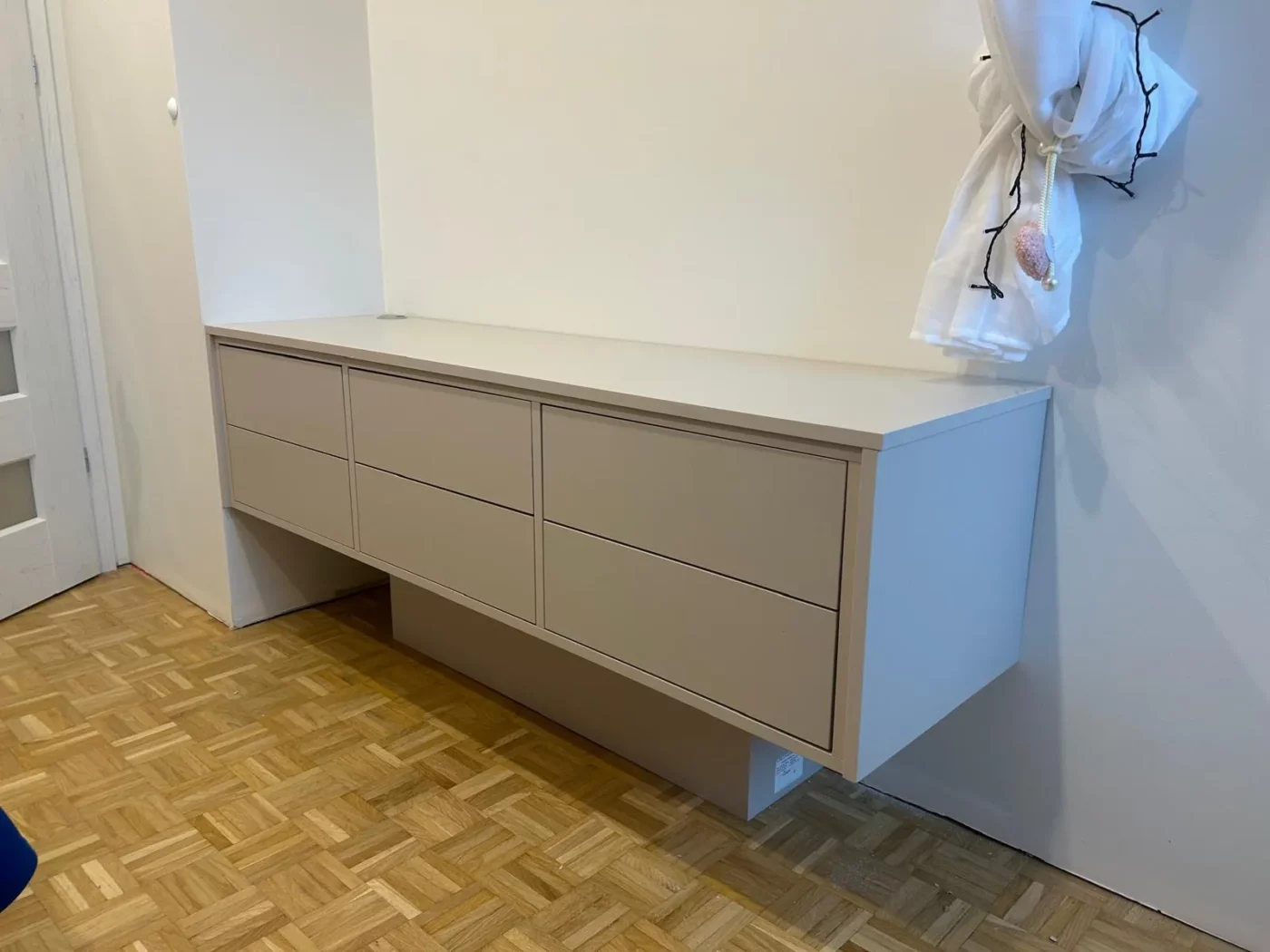 Podwieszana Komoda Kaszmirowa na Wymiar z Szufladami
