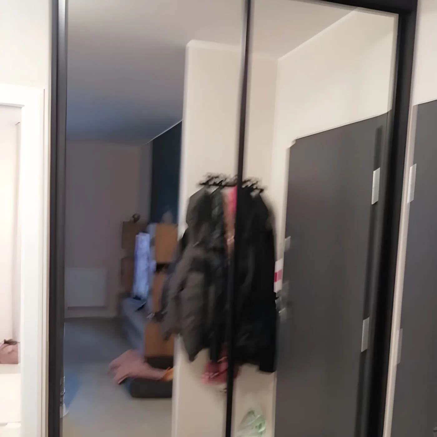 Szafa Przesuwna z Lustrem na Wymiar w Czarnej Ramie